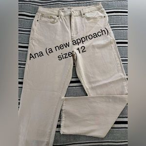 Women's Jeans, nice fit, new condition.